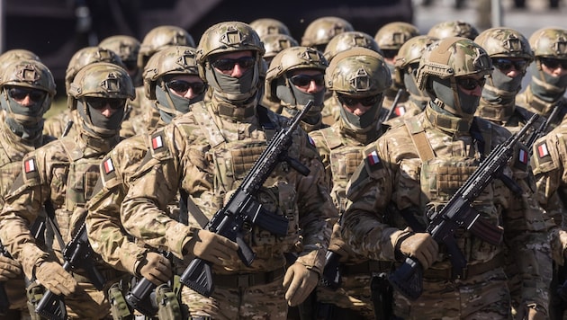 Lengyel katonák egy varsói parádén (Bild: APA/AFP/Wojtek RADWANSKI)