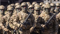 Polnische Soldaten bei einer Parade in Warschau (Bild: APA/AFP/Wojtek RADWANSKI)