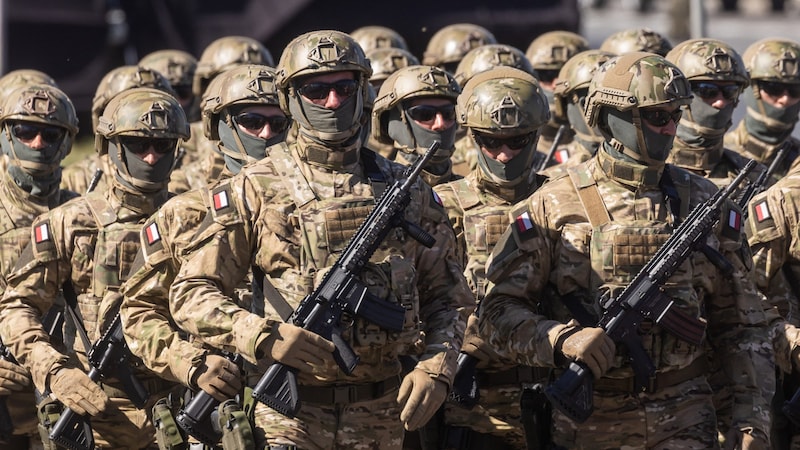 Polnische Soldaten bei einer Parade in Warschau (Bild: APA/AFP/Wojtek RADWANSKI)