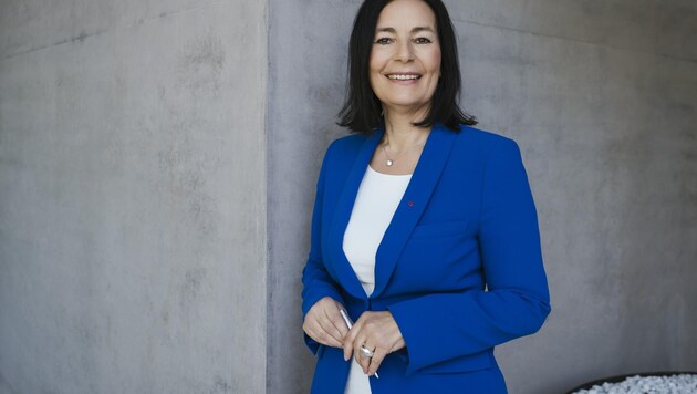 Salzburg Oberbank CEO Petra Fuchs looks forward to a strong 2023 financial year (Bild: Sabine Kneidinger)