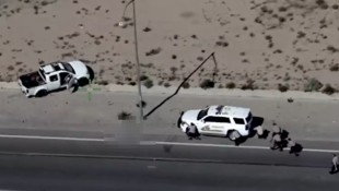 Nachdem Savannah aus dem Auto gestiegen war, eröffnete die Polizei das Feuer auf den unbewaffneten Teenager – im Bild ist ihr Körper, der zwischen Polizeiauto und dem Wagen ihres Vaters liegt, verpixelt. (Bild: San Bernardino County Sheriff’s Department, Krone KREATIV)