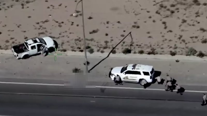 Nachdem Savannah aus dem Auto gestiegen war, eröffnete die Polizei das Feuer auf den unbewaffneten Teenager – im Bild ist ihr Körper, der zwischen Polizeiauto und dem Wagen ihres Vaters liegt, verpixelt. (Bild: San Bernardino County Sheriff’s Department, Krone KREATIV)