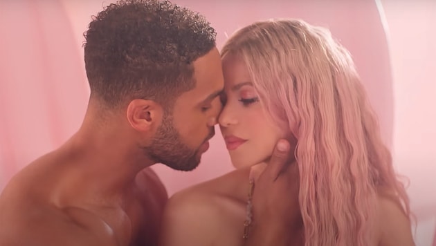 They got closer in the clip for Shakira's new song "Puntería". Now Shakira and Lucien Laviscount are also a couple in real life. (Bild: youtube.com/shakira)