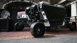 Die privaten Raumfahrtunternehmen Intuitive Machines, Lunar Outpost und Venturi Astrolab bauen künftig Mondfahrzeuge. (Bild: Patrick T. Fallon / AFP)