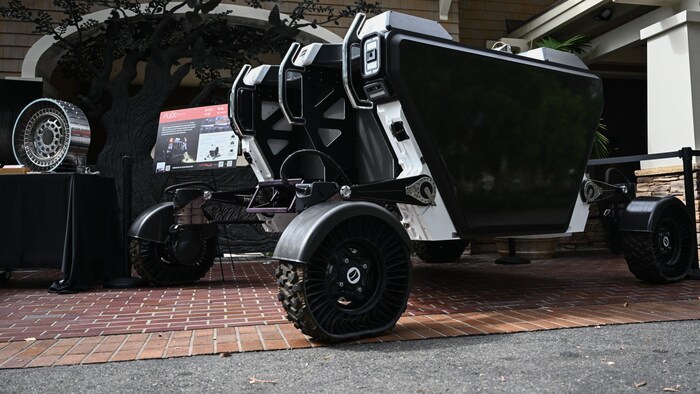 Die privaten Raumfahrtunternehmen Intuitive Machines, Lunar Outpost und Venturi Astrolab bauen künftig Mondfahrzeuge.
