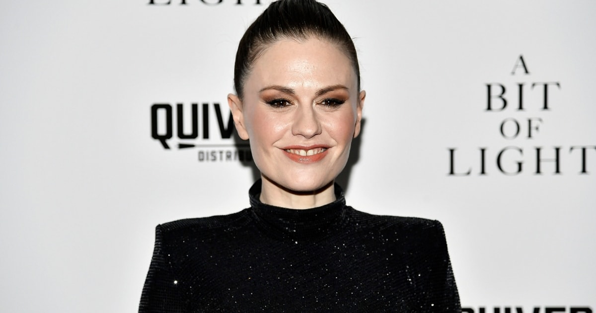 Supported By A Cane - Anna Paquin Struggles With Mysterious Illness ...