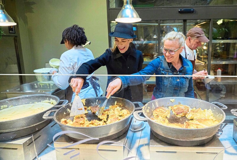 Beim ehemaligen Hofzuckerbäcker Demel durfte der Hollywood-Star Hand anlegen und die österreichische Spezialität wenden. (Bild: Starpix / Alexander Tuma)