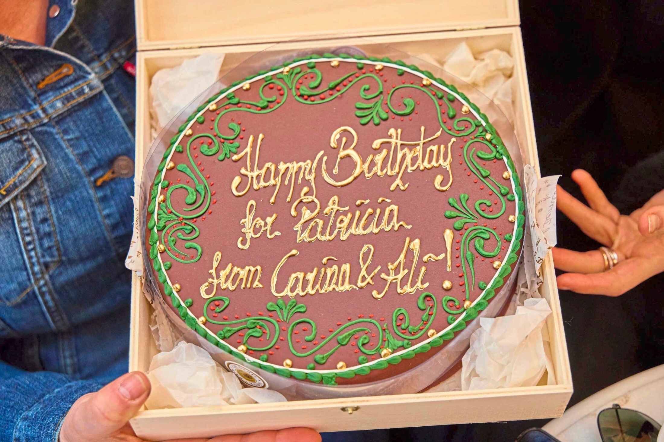 A torta - biztonságosan becsomagolva - április 8-ig kell, hogy kitartson: Akkor lesz Arquette 56 éves. (Bild: Starpix / Alexander Tuma)