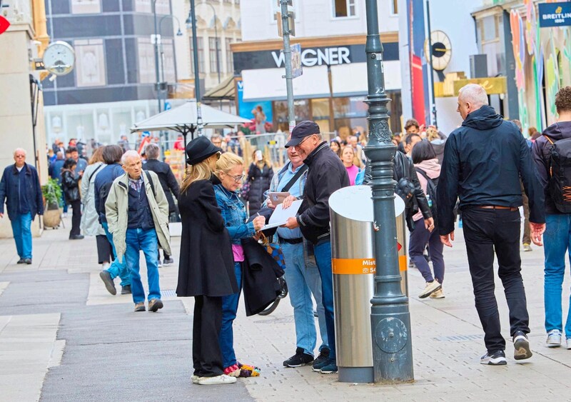 Lange blieb die Schauspielerin nicht unerkannt – für ihre Fans legte sie jedoch gerne einen kurzen Halt ein. (Bild: Starpix / Alexander Tuma)