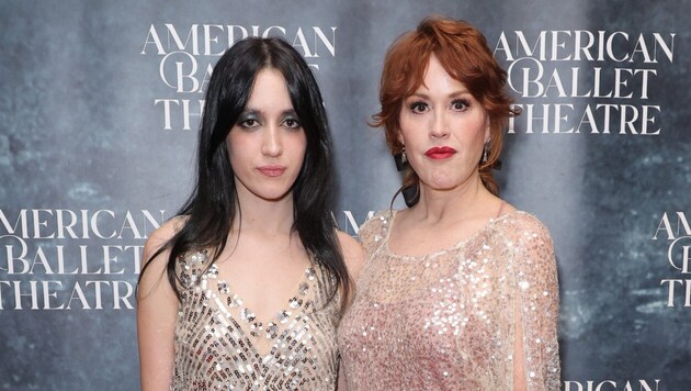 Molly Ringwald and her daughter Mathilda Gianopoulos (Bild: APA/Getty Images via AFP/GETTY IMAGES/Michael loccisano)