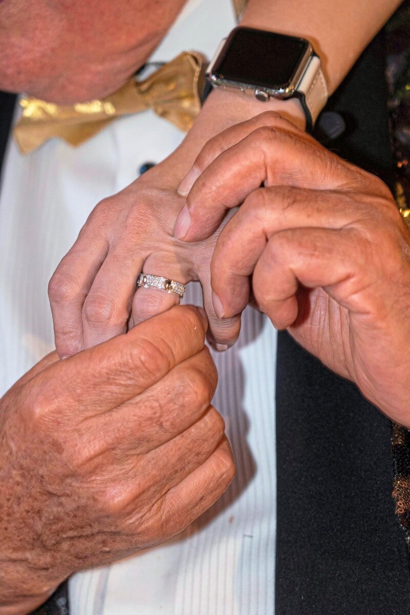 Der Ring ihrer Liebe: Lugner steckte Simone bereits den Verlobungsring an. (Bild: Andreas Tischler / Vienna Press)