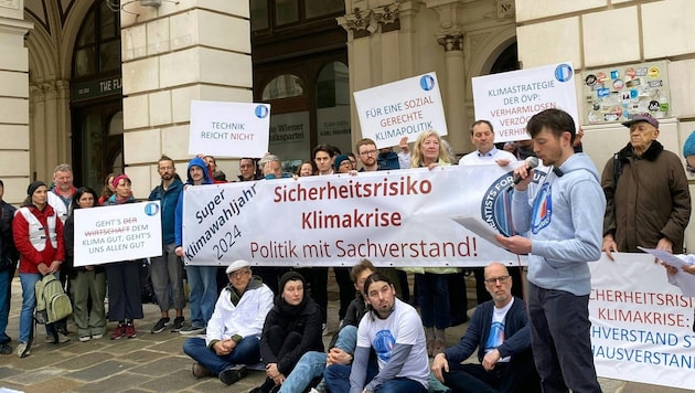 Etwa 100 Wissenschaftlerinnen und Wissenschaftler haben Donnerstagfrüh in Wien gegen die Klimapolitik der ÖVP demonstriert. (Bild: APA/Nikolaus Pichler)