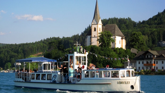 Fast schon kitschig schön: die „Lorelei“ vor der einzigartigen Seekulisse der Kirche von Maria ...