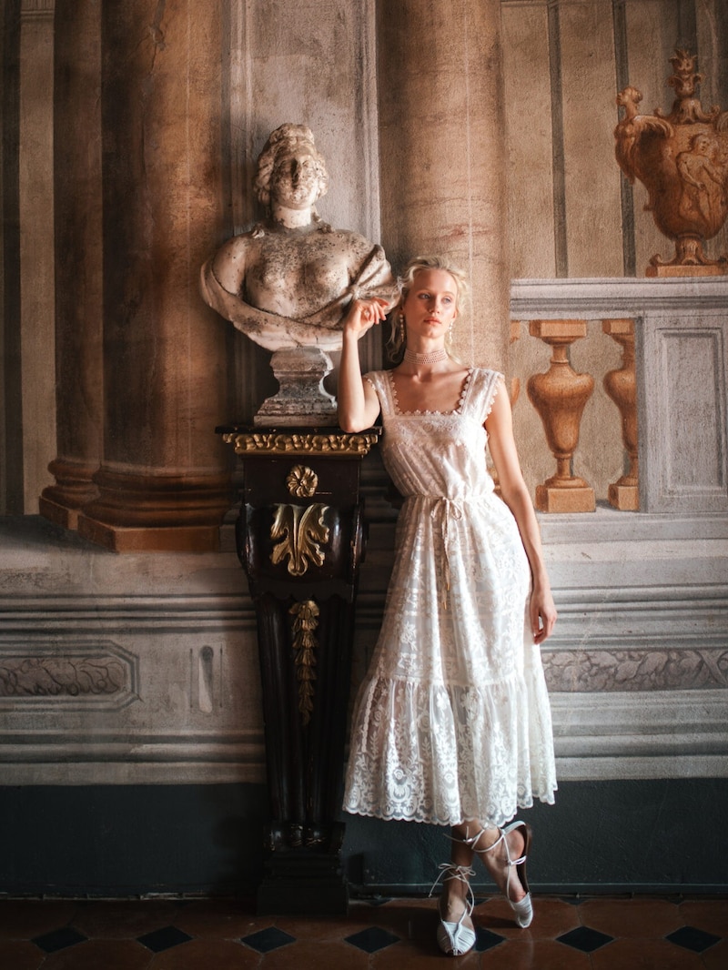 Hoschek's white dresses are also perfect for civil ceremonies. (Bild: Lena Hoschek/Aida Dapo)