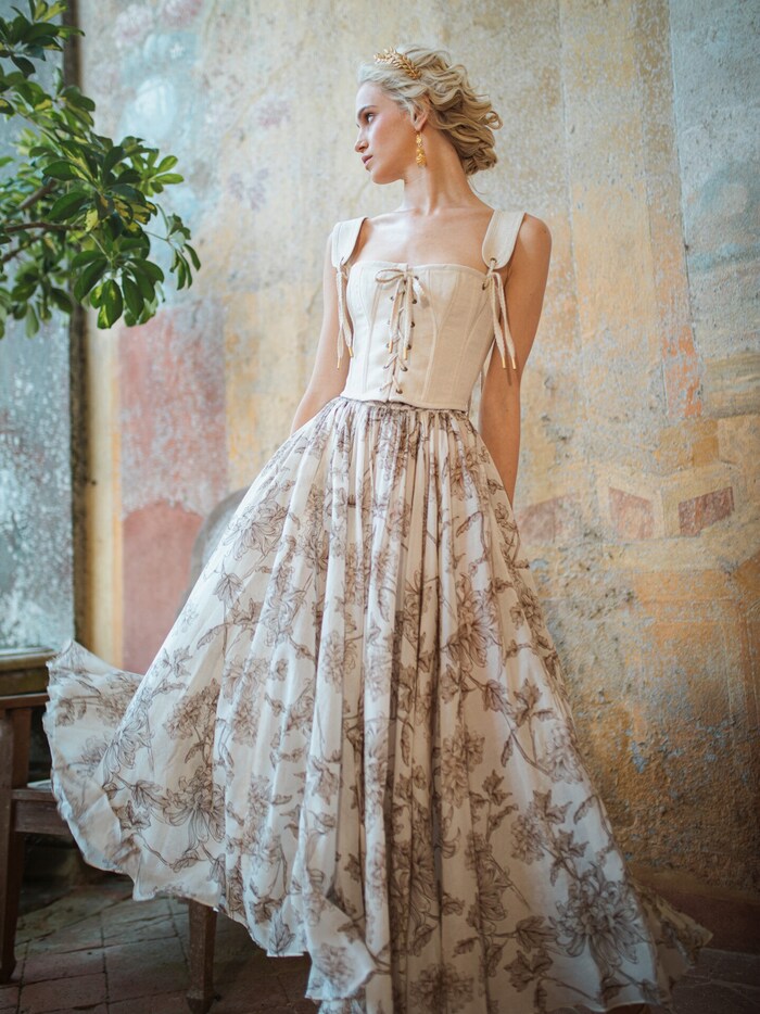Floral patterns and natural tones make you dream of the Italian countryside.