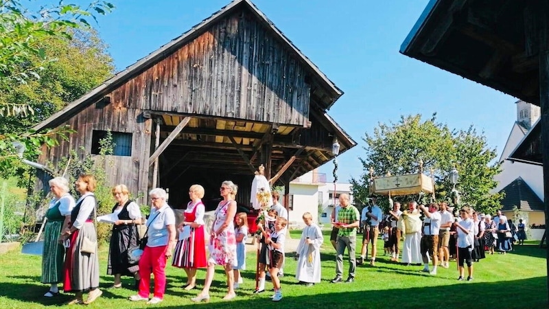 Bei den Festen bringt sich der ganze Ort ein (Bild: Evelyn Hronek)