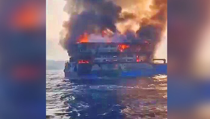 Das Feuer ist im Maschinenraum ausgebrochen.