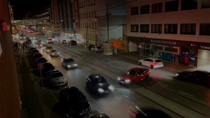 Autokorso mitten in der Nacht auf der Heiligenstädter Straße in Döbling. Junge Tuner rauben den Anrainern den Schlaf.