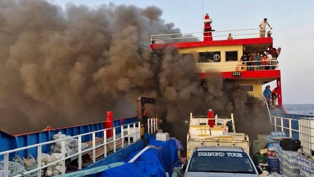 Perşembe sabahı erken saatlerde Tayland'ın popüler bir tatil adasına gitmekte olan bir feribot alev aldı. (Bild: AP/Maitree Promjampa)