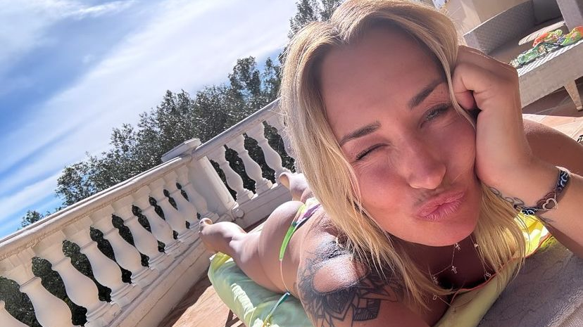Sarah Connor hayranlarına yazlık fotoğraflı selamlar gönderdi ve daracık bir bikiniyle seksi arka tarafını gösterdi. (Bild: www.instagram.com/sarahconnor/)