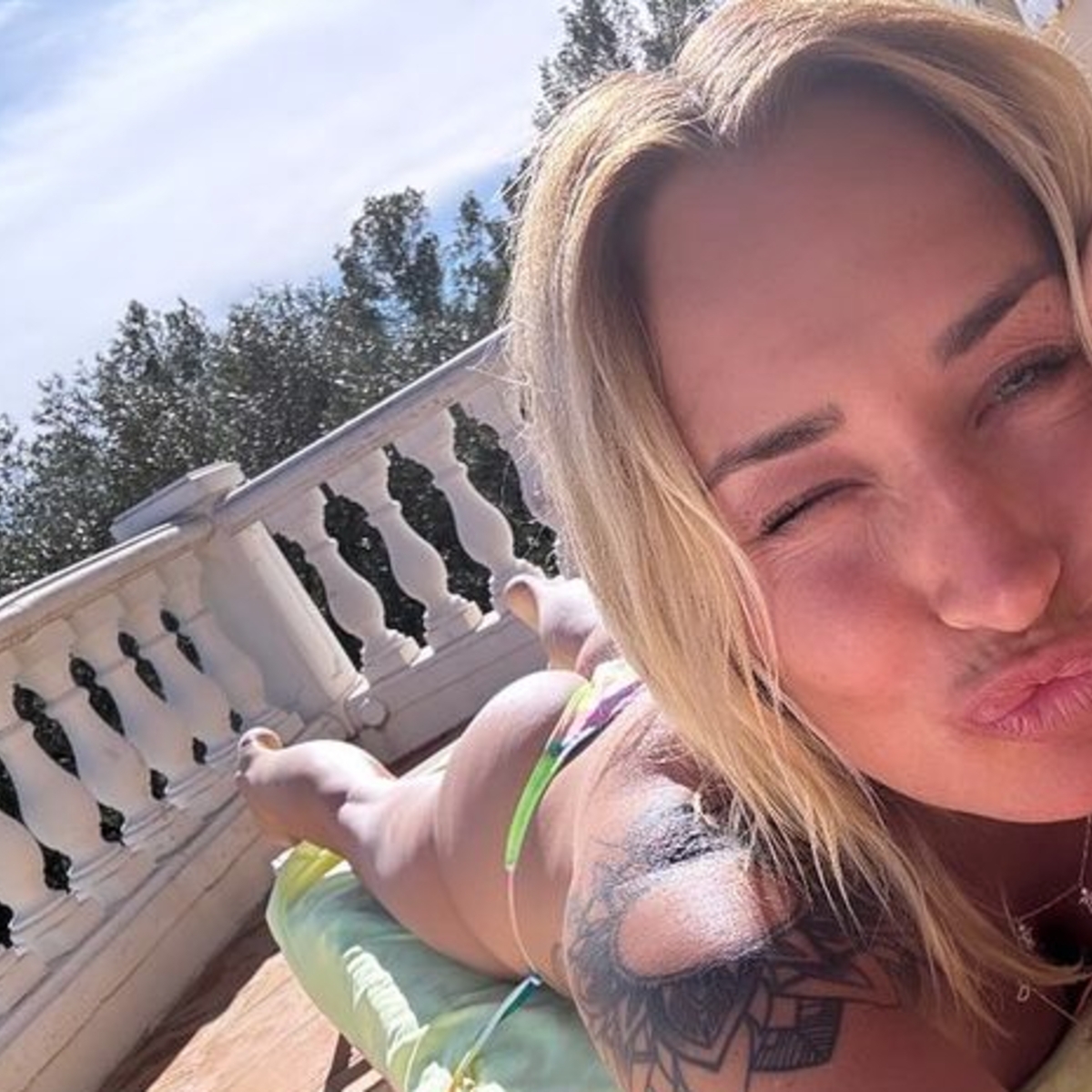 Outrageously beautiful" - Sarah Connor shows off her bottom in a skimpy bikini | krone.at