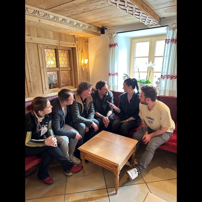 „Krone“-Redakteurin Jasmin Steiner (2. v. re.) traf die Bandmitglieder zum Gespräch.
