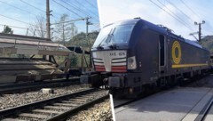 Der dritte und der vierte Wagen dieser Zuggarnitur entgleisten Donnerstagvormittag bei Breitenstein an der steirisch-niederösterreichischen Grenze.  (Bild: ÖBB, Krone KREATIV)