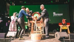 Abfahrtskönigin Hütter (li.) nahm am Donnerstag den Bieranstich beim „Steiermark-Frühling“ am Wiener Rathausplatz vor. (Bild: © WWW.WSI.AT)