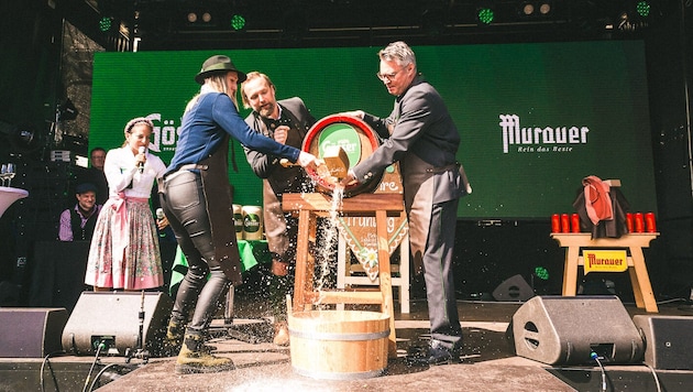 Downhill queen Hütter (left) tapped the beer at the "Steiermark-Frühling" on Vienna's Rathausplatz on Thursday. (Bild: © WWW.WSI.AT)