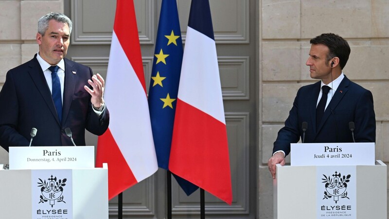 Balról: Karl Nehammer osztrák kancellár és Emmanuel Macron francia elnök. (Bild: APA/Helmut Fohringer)