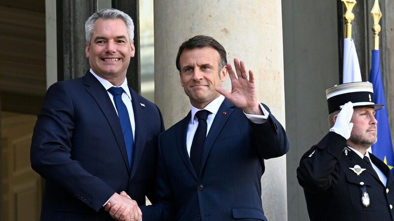 Nehammer (left) is in Paris for the second time in just a few weeks. (Bild: APA/Helmut Fohringer)