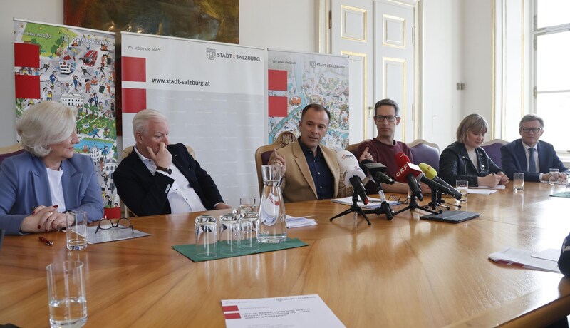 Magistratsdirektor Max Tischler (ganz rechts) saß nicht nur bei der Präsentation der Ressortchefs mit am Tisch. Hochrangige Beamte werden auch bei der Erstellung der politischen Schwerpunkte in den nächsten Wochen mitreden. (Bild: Tschepp Markus)