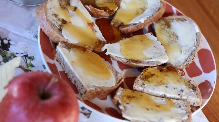 Honig und Brot vom bäuerlichen Hof ist nach lehrreichen Stunden die Belohnung.