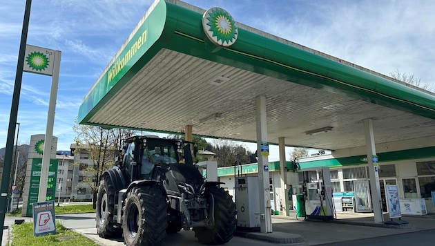 For ten days, a tractor weighing several tons was "forced" to block a petrol pump at a petrol station in Kufstein. On Thursday afternoon, the tractor was suddenly gone. (Bild: zVg)