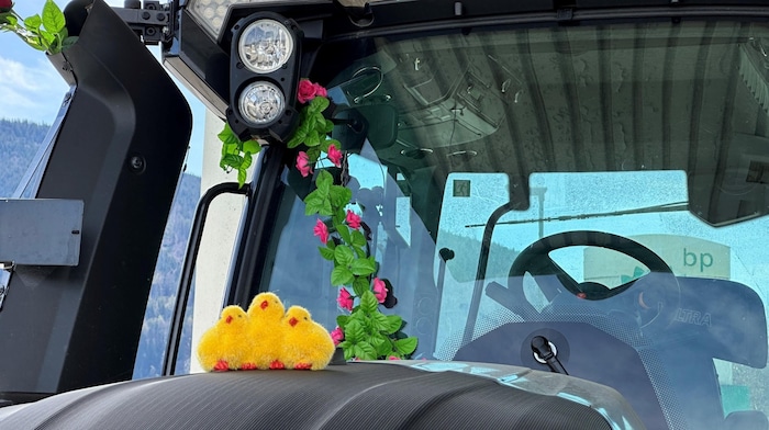 Unter anderem mit Plüschtierchen wurde der Traktor verschönert.