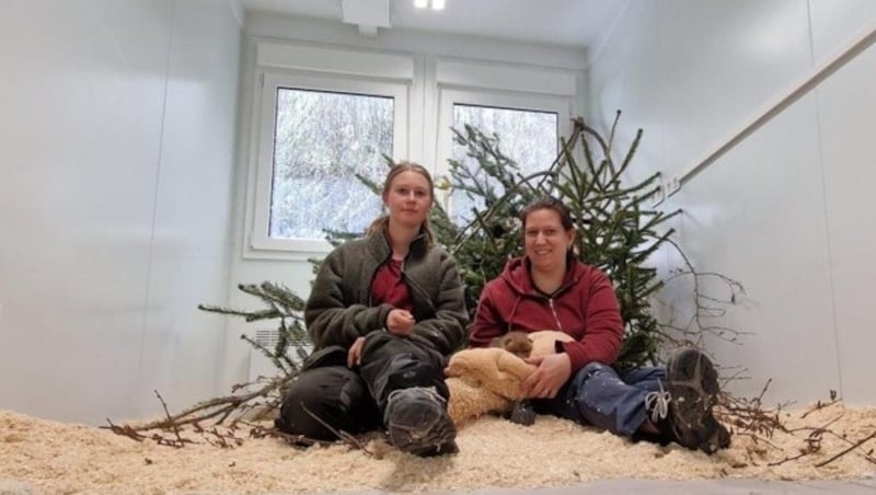 Nadine Eberharter (links) und Romana Rampl retteten das Tier. (Bild: Tierschutzverein Tirol)