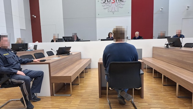 The defendant, brought before the court from custody, pleaded not guilty until the end. (Bild: HS, Krone KREATIV)