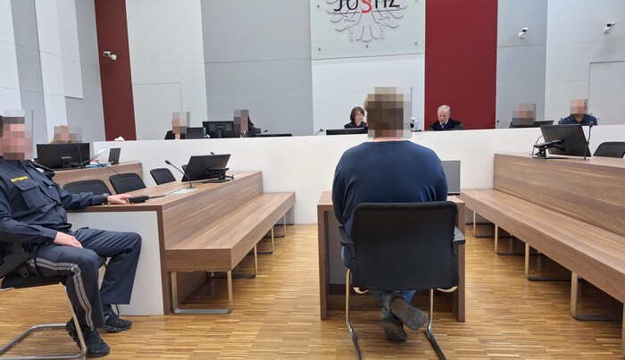 Der Angeklagte, aus der U-Haft vorgeführt, bekannte sich bis zuletzt nicht schuldig.