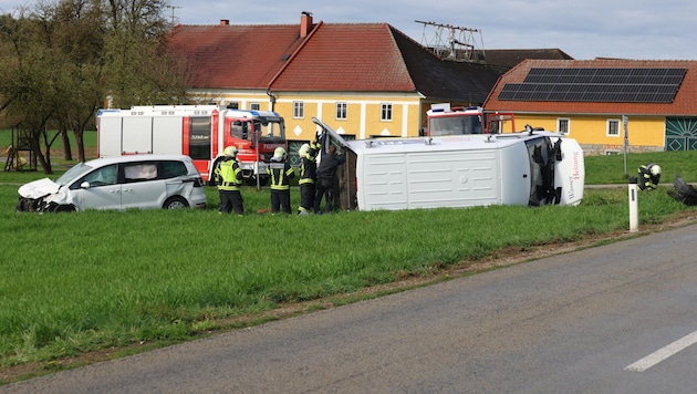 Az ütközés után mindkét céges jármű a mezőn kötött ki, a 22 éves fiatalembert pedig kidobták az autóból. (Bild: Matthias Lauber/laumat.at)