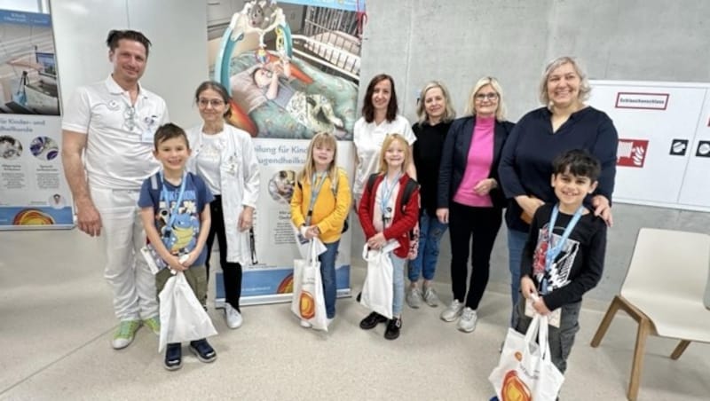 Primar Ernst Prethaler und sein Team haben den Schülern der Volksschule Oberwart die Kinderstation gezeigt. (Bild: Schulter Christian)