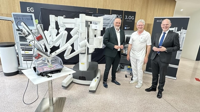 Der Star in der Klinik. LH Doskozil und GF Öller ließen sich von Primar Pfleger den OP-Roboter DaVinci zeigen.