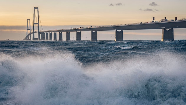 Die Warnung betraf ein Gebiet etwa vier Kilometer südlich der Großen-Belt-Brücke (Bild), die über die Meerenge führt. (Bild: APA/AFP/Ritzau Scanpix/Thomas Traasdahl)