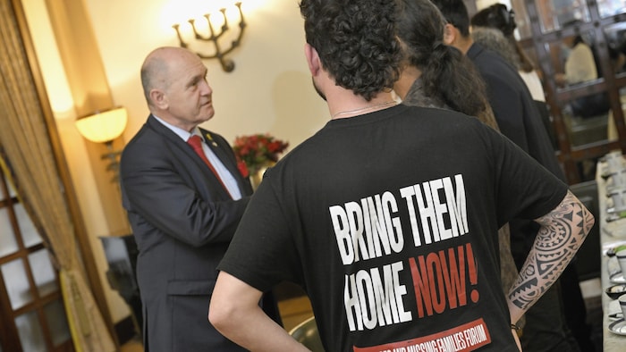Sobotka im Gespräch mit Familienangehörigen der Geiseln