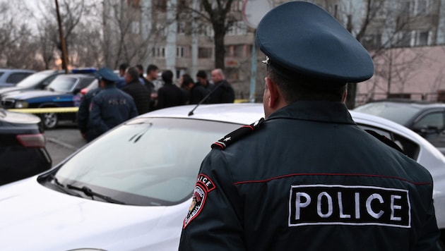 Ermenistan'ın başkenti Yerevan'da bir polis memuru doğru davranışları kontrol ediyor. (Bild: APA/AFP/KAREN MINASYAN)
