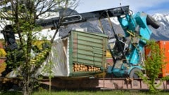 Der Stapler kippte beim Hochheben eines Containers nach vorne.  (Bild: zoom.tirol, Krone KREATIV)