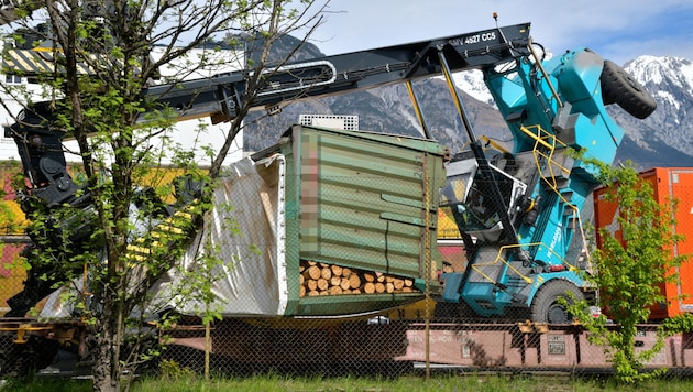 The forklift tipped forward while lifting a container. (Bild: zoom.tirol, Krone KREATIV)