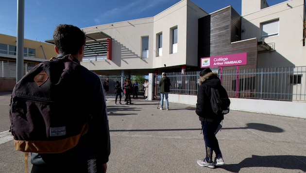 Montpellier'deki bu okulun önünde kız çocuğu üç genç tarafından dövüldü ve ağır yaralandı. (Bild: APA/AFP/Pascal Guyot)
