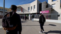 Vor dieser Schule in Montpellier wurde das Mädchen von drei Jugendlichen verprügelt und lebensgefährlich verletzt. (Bild: APA/AFP/Pascal Guyot)