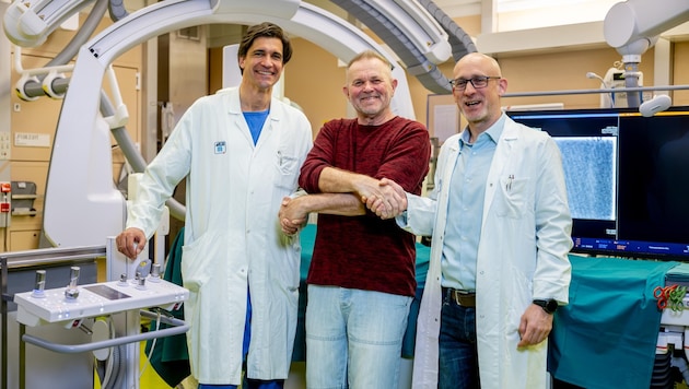 Der gerettete Patient dankt Dr. Wolf und dem Chirurgen Dr. Christopher Burghuber von ganzem Herzen. Am „medizinischen Wunder“ war das komplette AKH-„Angio-Team“ beteiligt. (Bild: Imre Antal)