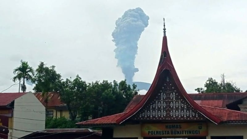 Der Mount Merapi spie eine Wolke aus Asche und heißen Gasen bis zu 1,5 Kilometer hoch in den Himmel. (Bild: RuptlyTV (Screenshot))